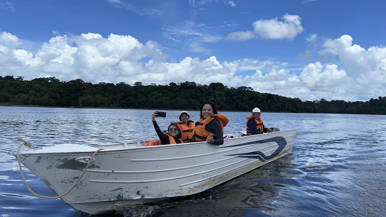 Sondagem multiparamétrica e medição de OD/pH no lago de Cachoeira Caldeirão.