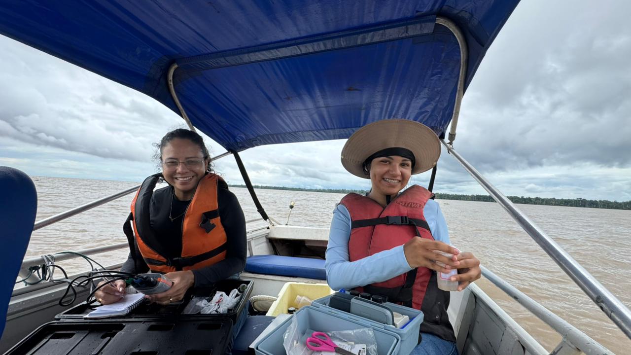 Equipe científica operando sensores multiparâmetros na cheia amazônica.